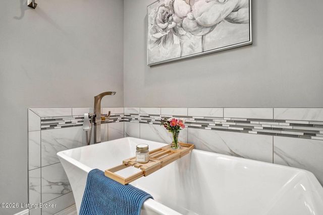 839 Lake Forest Pkwy, Louisville, KY 40245