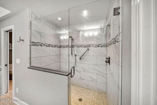 839 Lake Forest Pkwy, Louisville, KY 40245