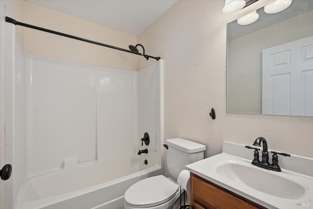 19176 Stonegate Rd, Hidden Valley Lake, CA 95467