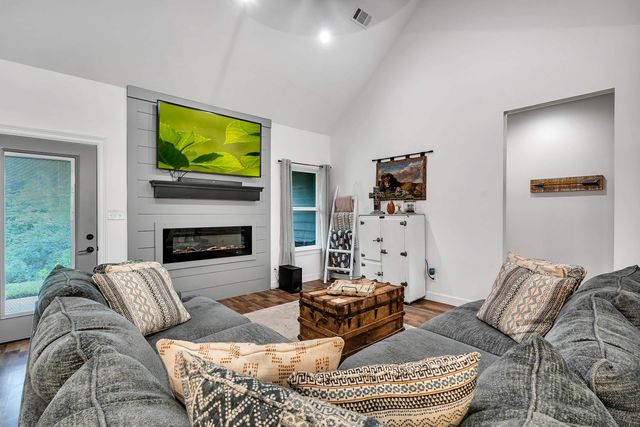 466 S. Forest Lake Dr., Longview, TX 75605