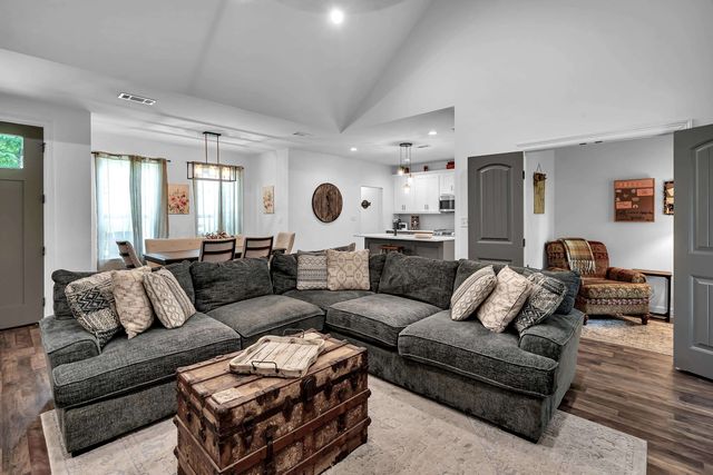 466 S. Forest Lake Dr., Longview, TX 75605