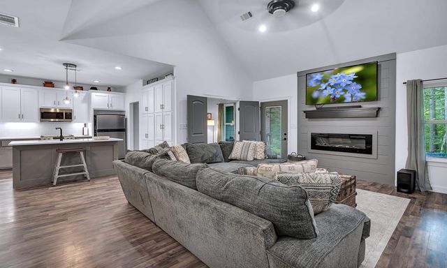 466 S. Forest Lake Dr., Longview, TX 75605