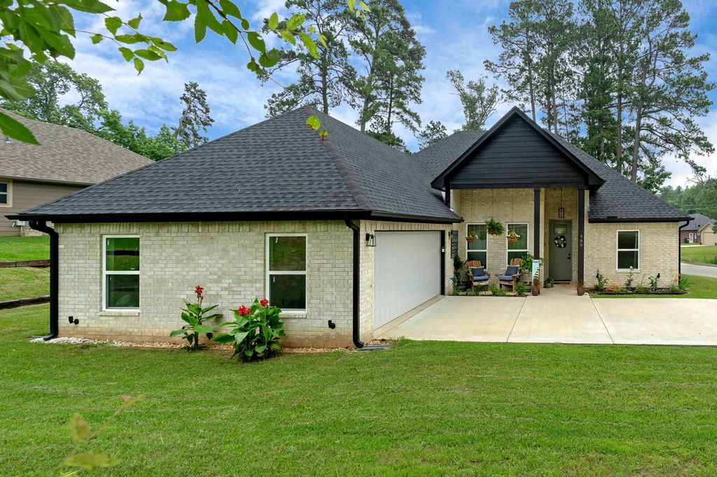 466 S. Forest Lake Dr., Longview, TX 75605