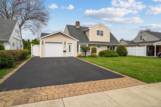 41 Winter Lane, Hicksville, NY 11801