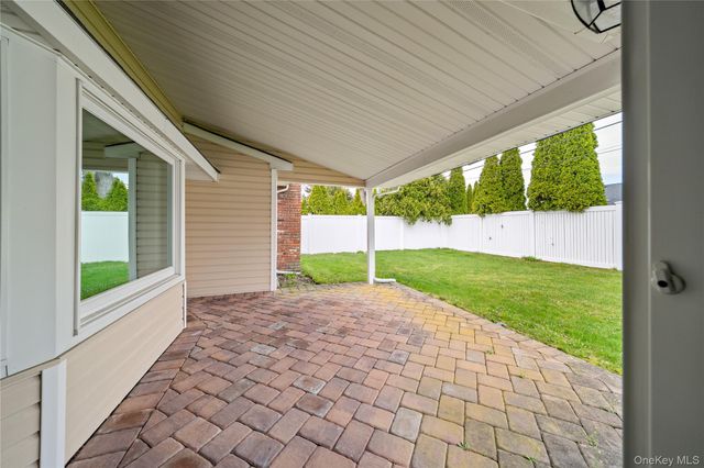 41 Winter Lane, Hicksville, NY 11801