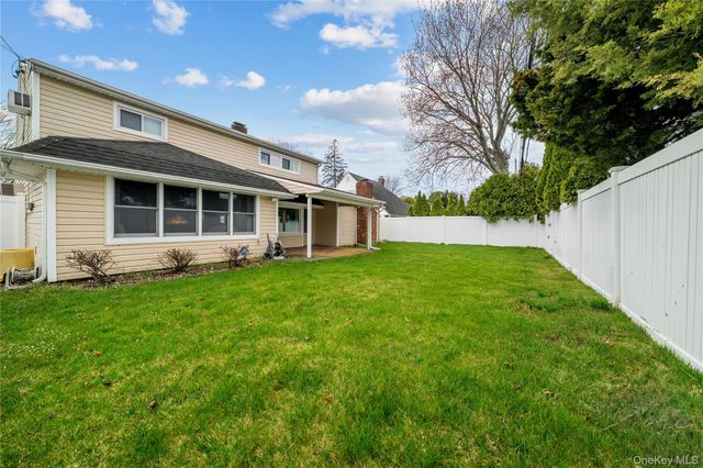 41 Winter Lane, Hicksville, NY 11801