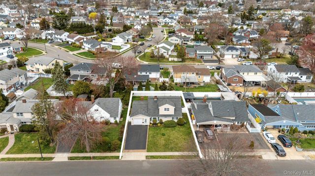 41 Winter Lane, Hicksville, NY 11801