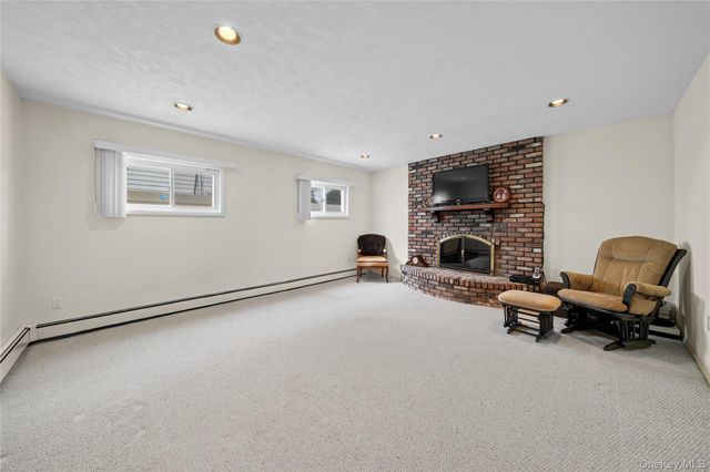 41 Winter Lane, Hicksville, NY 11801