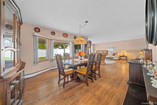 41 Winter Lane, Hicksville, NY 11801