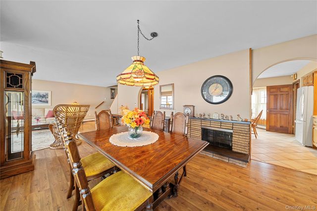 41 Winter Lane, Hicksville, NY 11801