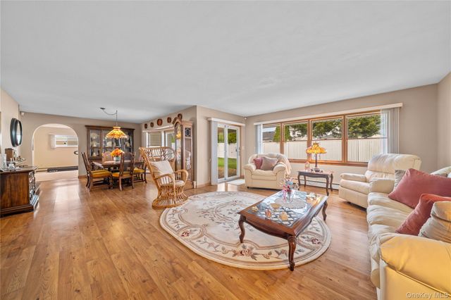 41 Winter Lane, Hicksville, NY 11801