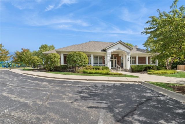 1823 S Fallbrook Drive, Round Lake, IL 60073