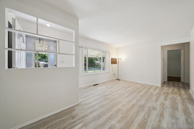 26615 Thomas Street, Warren, MI 48091