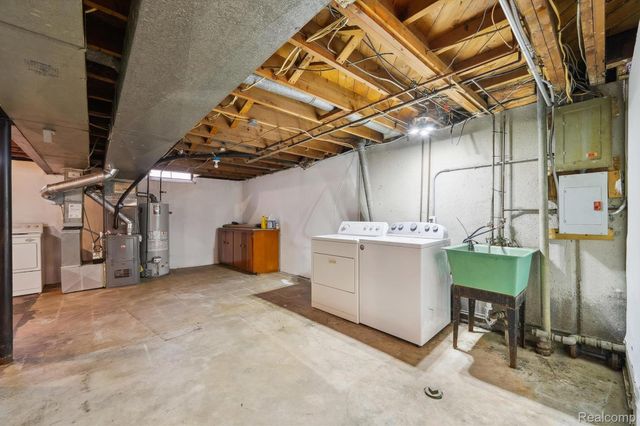 26615 Thomas Street, Warren, MI 48091