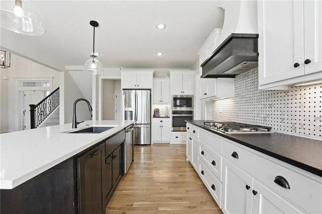15305 W 172nd Place, Olathe, KS 66062