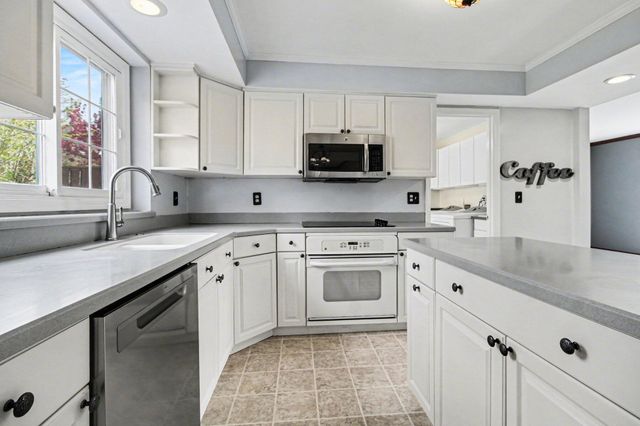 15698 Oakhill Court, Livonia City, MI 48154