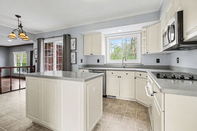 15698 Oakhill Court, Livonia City, MI 48154