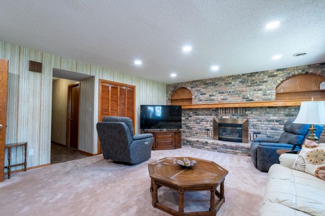 747 5th Avenue NW, Valley City, ND 58072