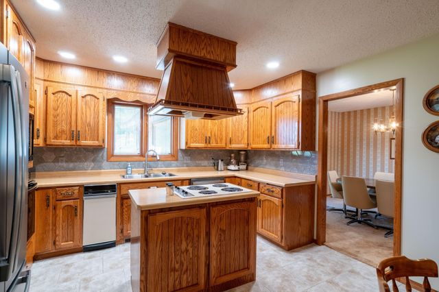 747 5th Avenue NW, Valley City, ND 58072