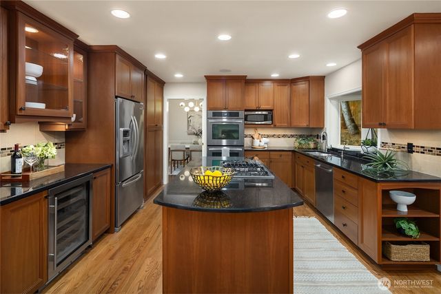 1010 106th Avenue SE, Bellevue, WA 98004