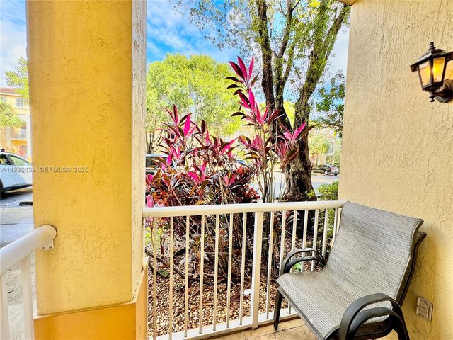 120 Jacaranda Country Club Dr 101, Plantation, FL 33324