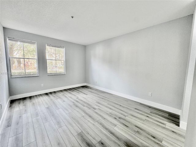 120 Jacaranda Country Club Dr 101, Plantation, FL 33324