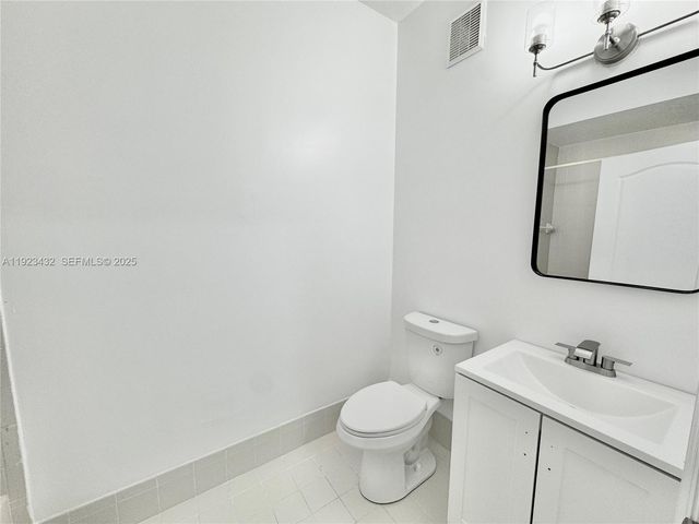 120 Jacaranda Country Club Dr 101, Plantation, FL 33324