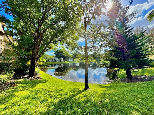 120 Jacaranda Country Club Dr 101, Plantation, FL 33324