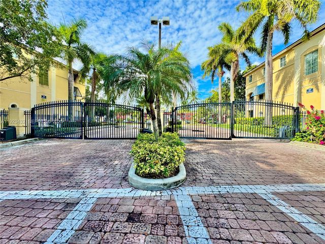 120 Jacaranda Country Club Dr 101, Plantation, FL 33324