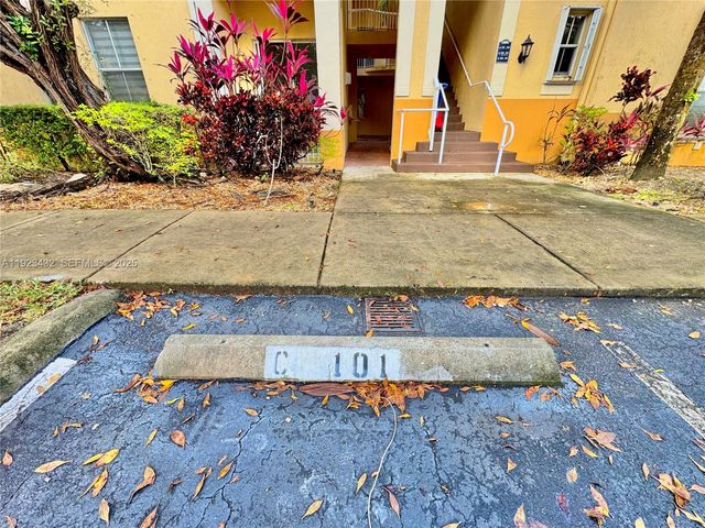 120 Jacaranda Country Club Dr 101, Plantation, FL 33324