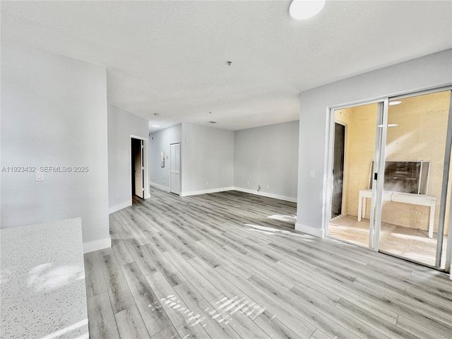 120 Jacaranda Country Club Dr 101, Plantation, FL 33324