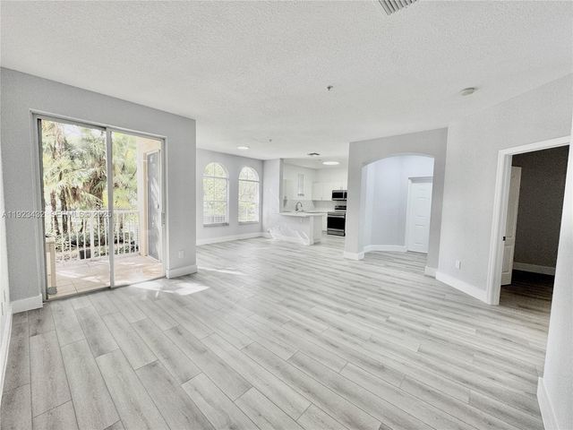 120 Jacaranda Country Club Dr 101, Plantation, FL 33324