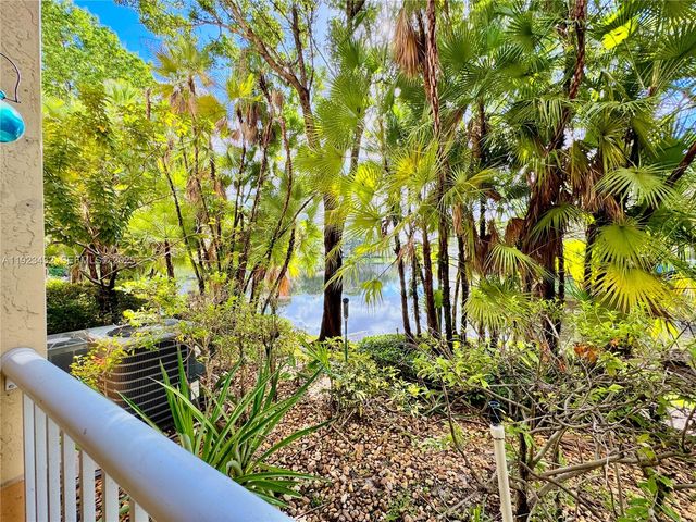 120 Jacaranda Country Club Dr 101, Plantation, FL 33324