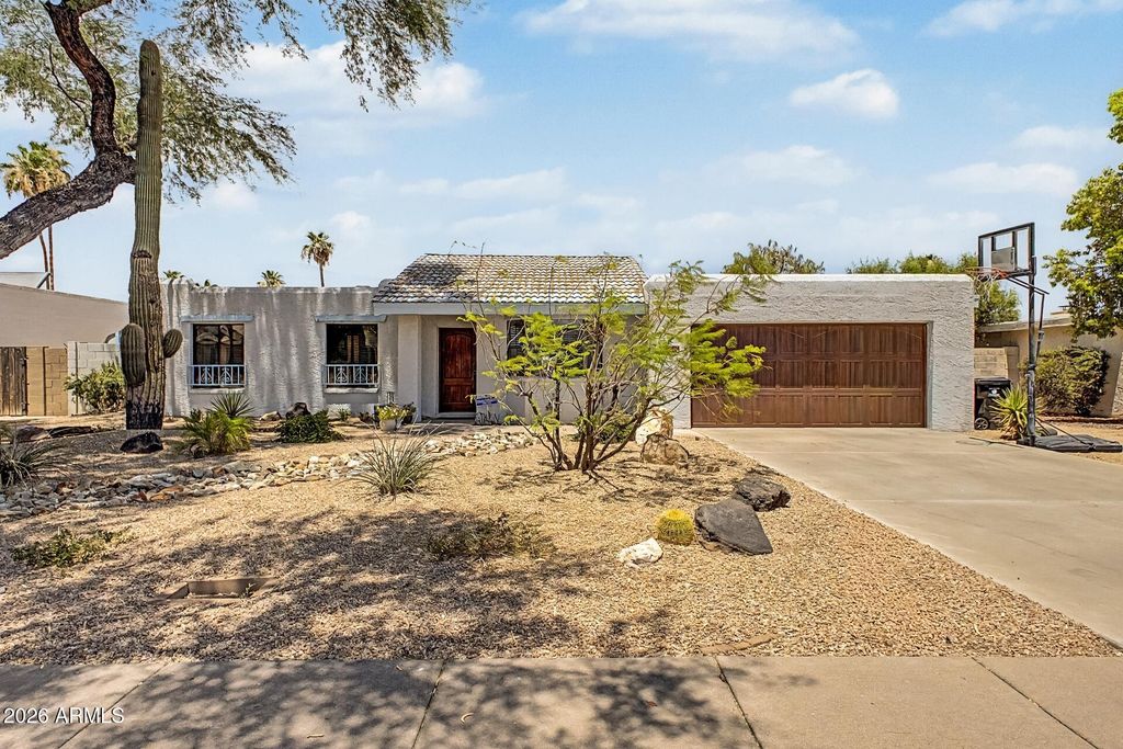 2818 E PARADISE Drive, Phoenix, AZ 85028
