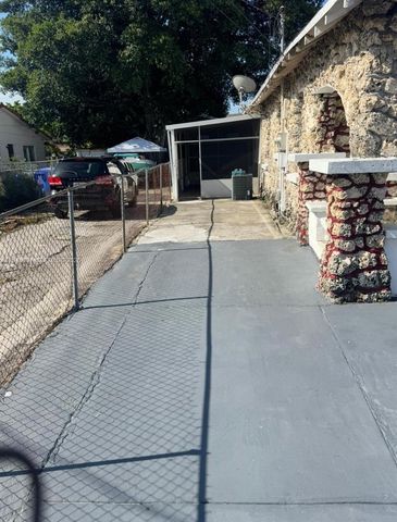 1922 NW 4th Street B, Miami, FL 33125