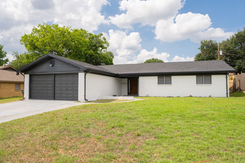 228 Hallbrook Drive, Fort Worth, TX 76134 — exterior