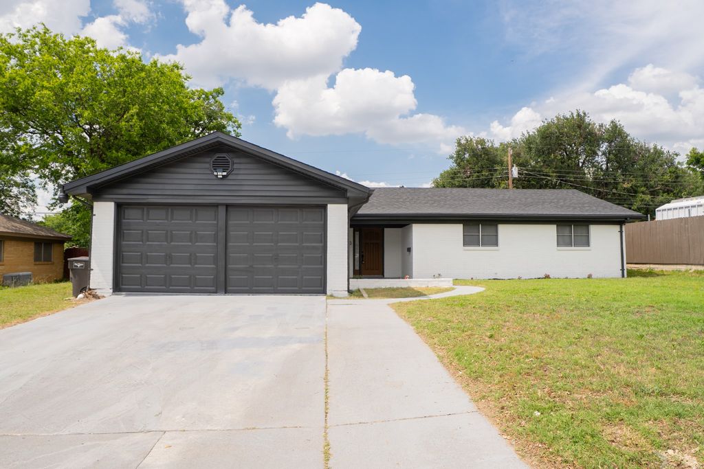 228 Hallbrook Drive, Fort Worth, TX 76134 — photo 2