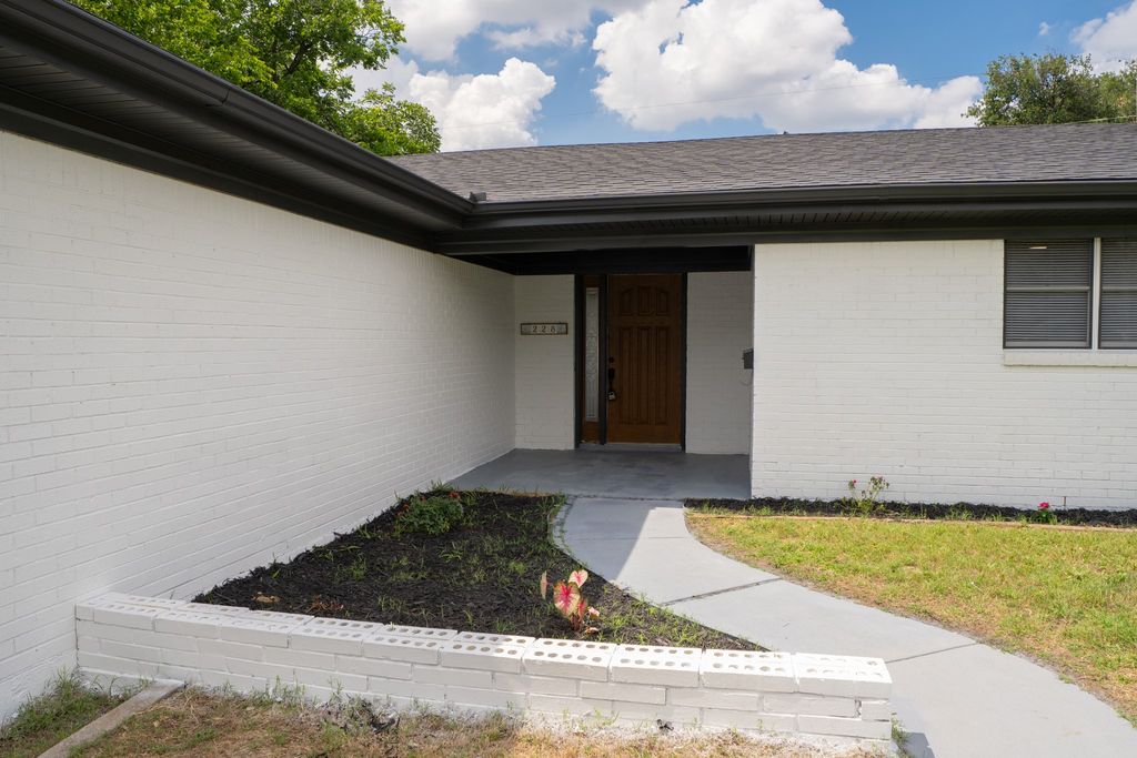 228 Hallbrook Drive, Fort Worth, TX 76134 — photo 3