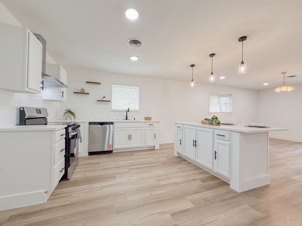 228 Hallbrook Drive, Fort Worth, TX 76134 — photo 4