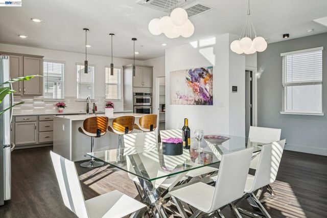 646 646 Eucalyptus Way, Alameda, CA 94501