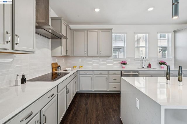 646 646 Eucalyptus Way, Alameda, CA 94501