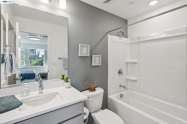 646 646 Eucalyptus Way, Alameda, CA 94501