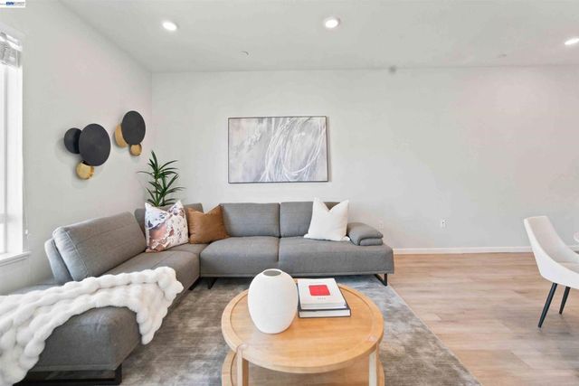 314 Llano De Los Robles Ave 7, San Jose, CA 95136