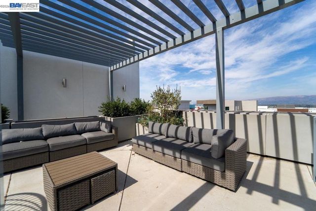 314 Llano De Los Robles Ave 7, San Jose, CA 95136