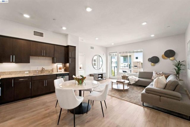 314 Llano De Los Robles Ave 7, San Jose, CA 95136