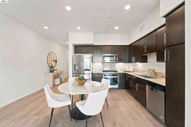 314 Llano De Los Robles Ave 7, San Jose, CA 95136