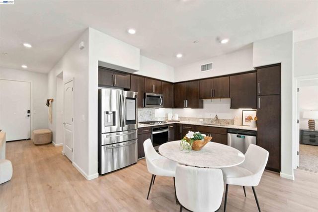 314 Llano De Los Robles Ave 7, San Jose, CA 95136