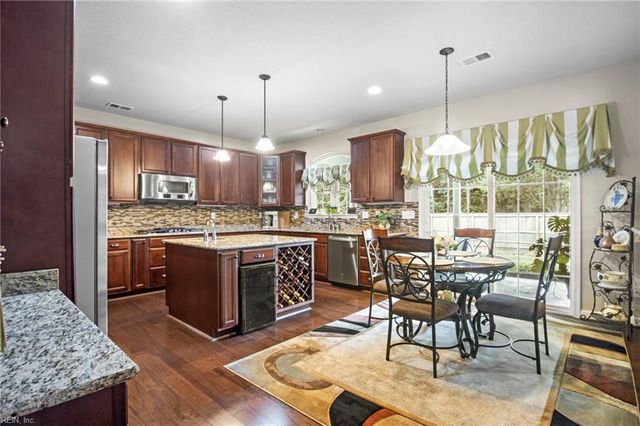 509 Hanbury RD W, Chesapeake, VA 23322