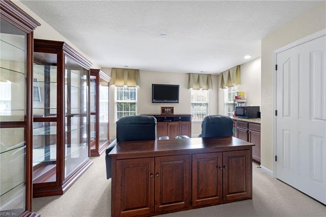 509 Hanbury RD W, Chesapeake, VA 23322