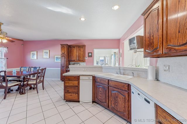 8109 S Winwood Lane, Broken Arrow, OK 74014